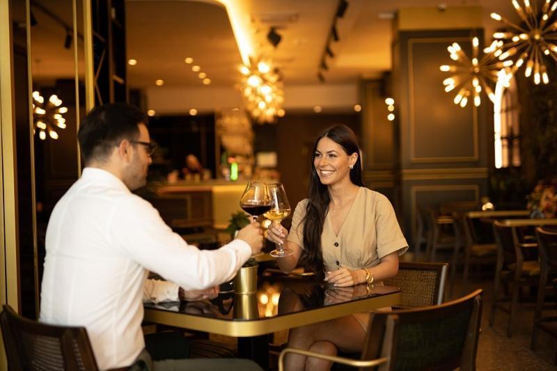 Hotel Pupin Novi Sad Exteriér fotografie A couple dining at a restaurant