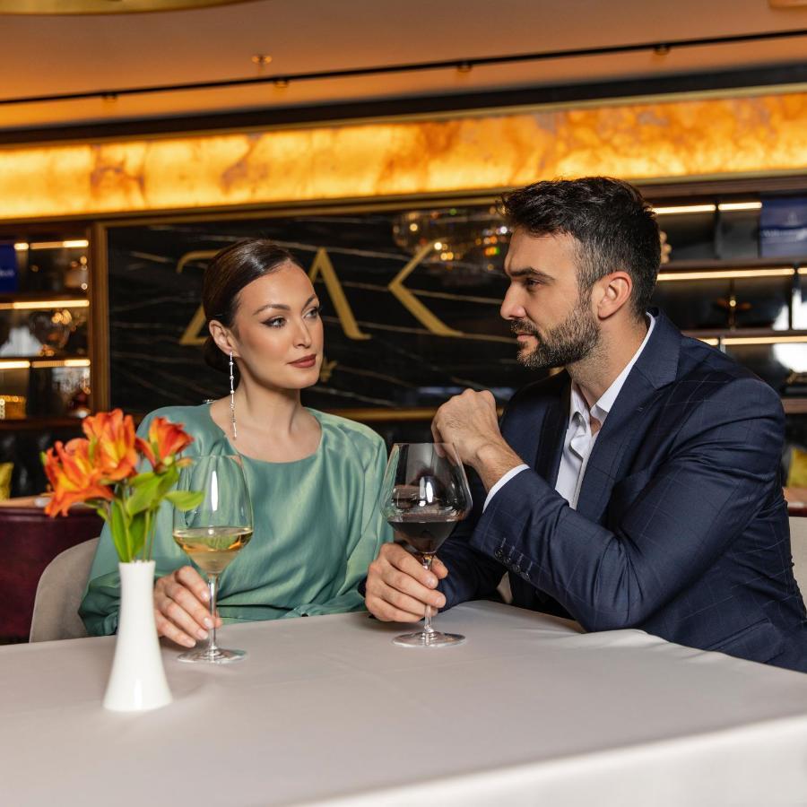 Hotel Pupin Novi Sad Exteriér fotografie A couple at a restaurant