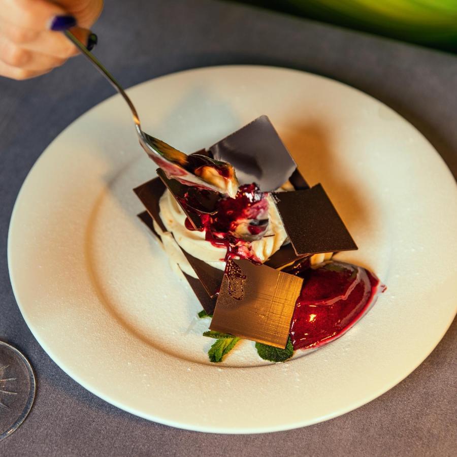 Hotel Pupin Novi Sad Exteriér fotografie A chocolate dessert