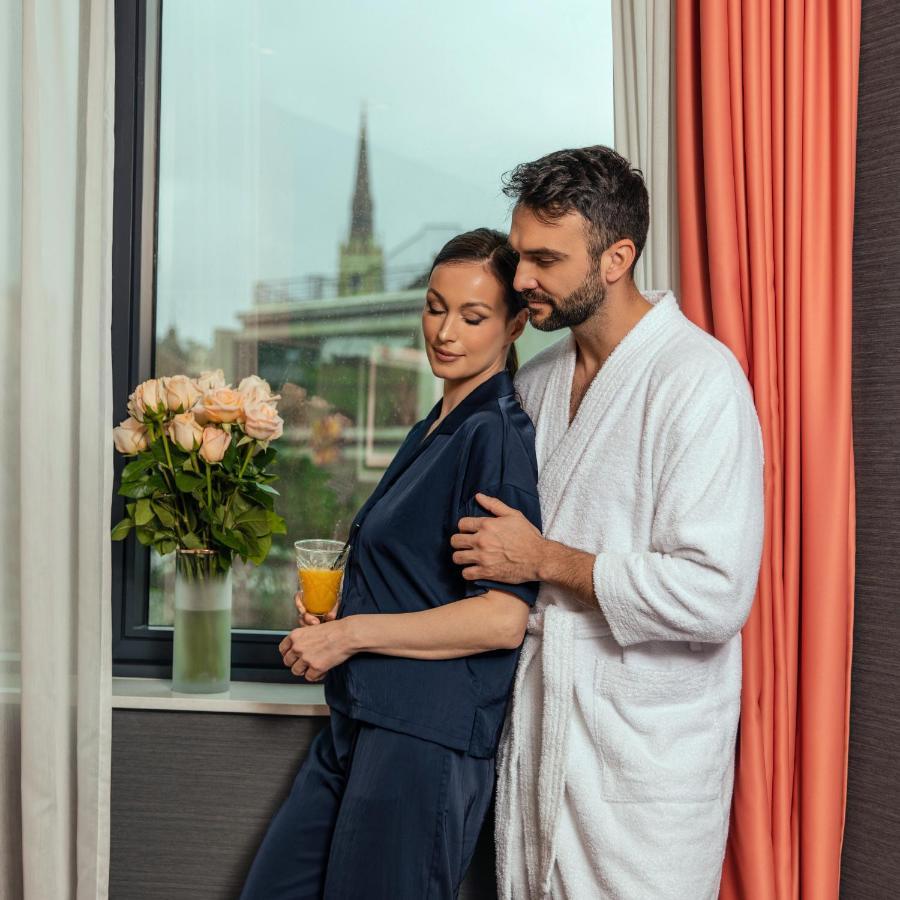 Hotel Pupin Novi Sad Exteriér fotografie A couple in a relationship