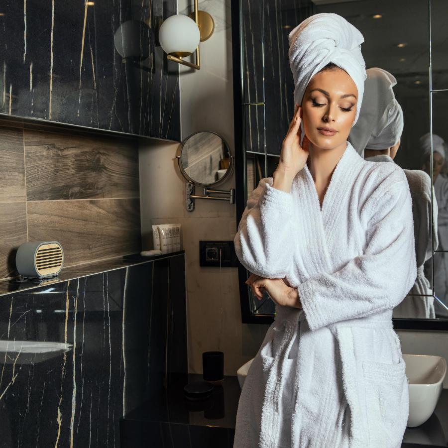 Hotel Pupin Novi Sad Exteriér fotografie A woman wearing a bathrobe