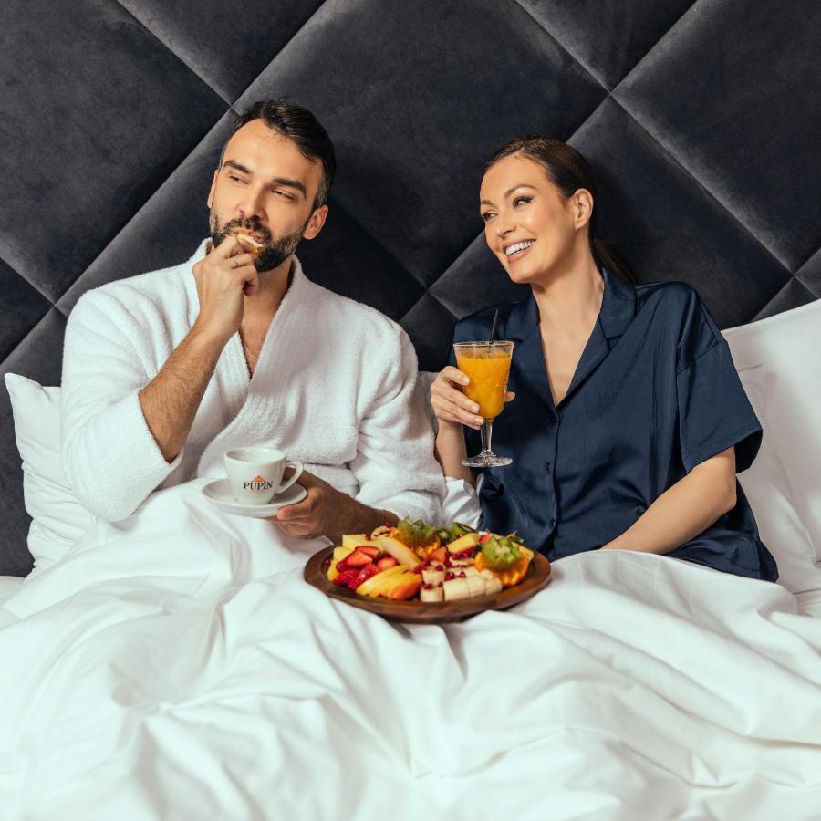 Hotel Pupin Novi Sad Exteriér fotografie A couple having breakfast in bed