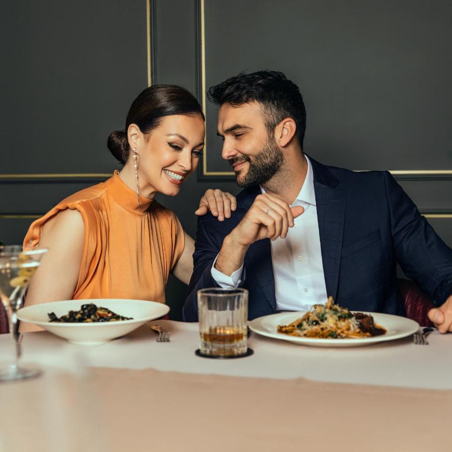 Hotel Pupin Novi Sad Exteriér fotografie A couple dining together